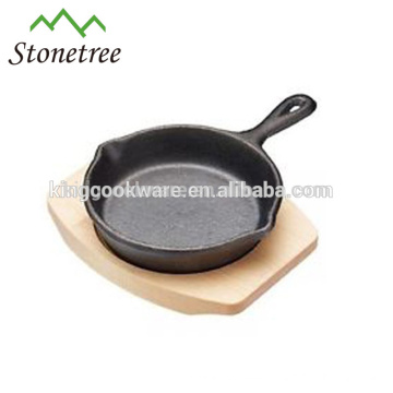 Cast iron mini fry pan/cast iron skillet with wooden serving board